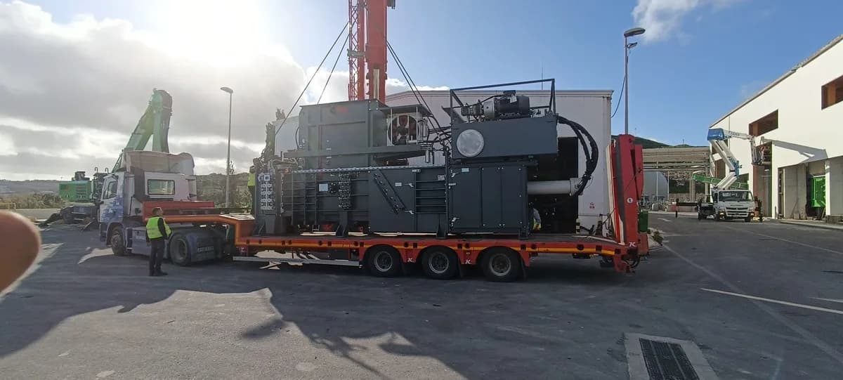 Truck loading at Hal Far depot